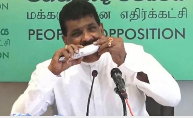 মাছে কামড় বসালেন সাবেক মন্ত্রী।