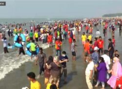 কক্সবাজার সমুদ্র সৈকতে পর্যটকের ঢল, কেউ মানছেন না কোন স্বাস্থ্যবিধি!