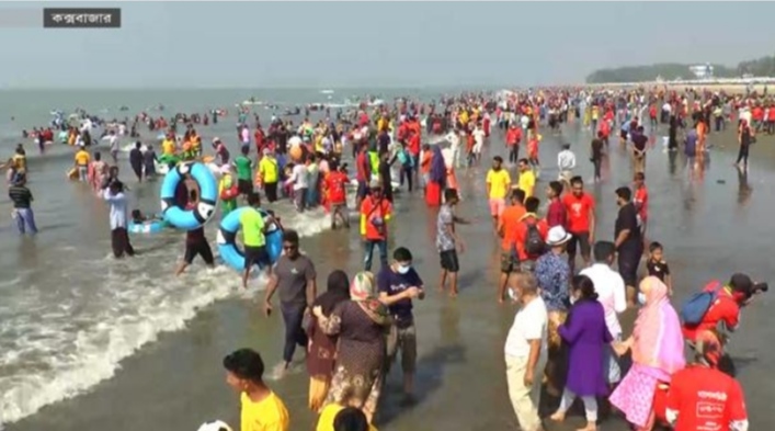 কক্সবাজার সমুদ্র সৈকতে পর্যটকের ঢল, কেউ মানছেন না কোন স্বাস্থ্যবিধি!