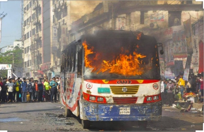 রাজধানীর নয়াপল্টনসহ ১০টি স্থানে বাসে আগুন!!