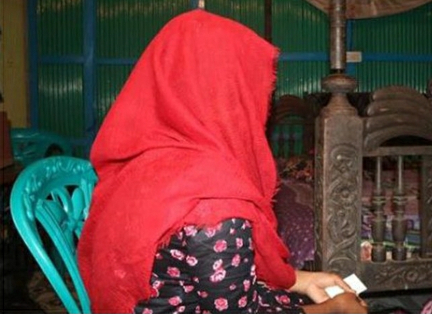 বিয়ের দাবিতে নাতনী অনশন করছেন নানার বাড়িতে, থানায় এজাহার!!