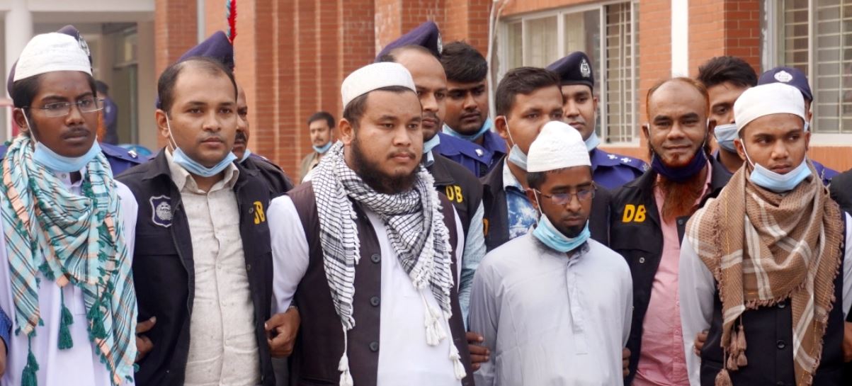 মামুনুল হক ও ফয়জুলের বয়ান শুনে বঙ্গবন্ধুর ভাস্কর্য ভাঙচুর উদ্বুদ্ধ হন দুই মাদ্রাসাছাত্র: পুলিশ