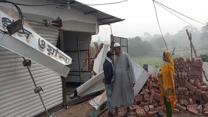নিয়ন্ত্রণ হারিয়ে পিকআপ দোকানে, ২ পথচারী নিহত।