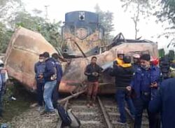 ট্রেনের সঙ্গে বাসের সংঘর্ষে নিহত ১১