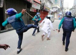 জুমার নামাজ শেষে মুসল্লিদের ভাস্কর্যবিরোধী মিছিলে পুলিশের লাঠিপেটা !