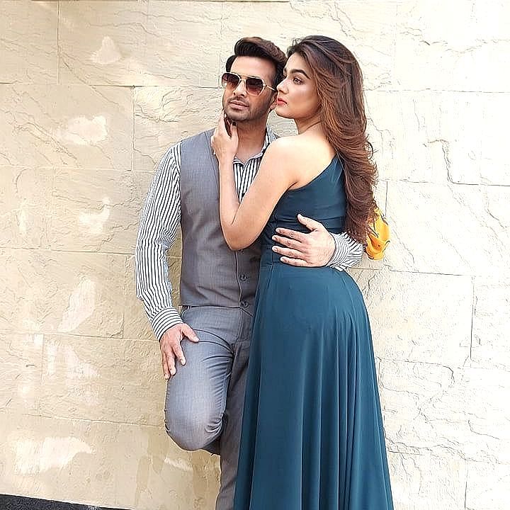 নিজের ডিজাইন করা জামায় মাহির শুটিং