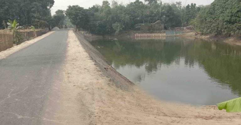 সড়ক ঘেঁষে পুকুর, বছর না পেরুতেই ক্ষতিগ্রস্ত হচ্ছে বাগমারায়।