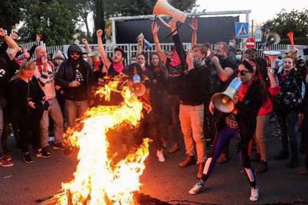 ইসরায়েলের প্রধানমন্ত্রীর পদত্যাগ দাবিতে দেশজুড়ে ব্যাপক বিক্ষোভ