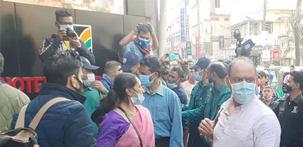 লন্ডন ফেরত ৪২ প্রবাসীর!