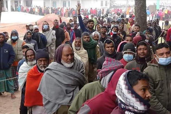 ভোট  চলছে উৎসব মুখর পরিবেশে!