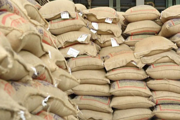 বাজার নিয়ন্ত্রণে এক লাখ টন চাল আমদানির অনুমতি।