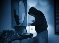 পুলিশের ইমার্জেন্সি নম্বরে ফোন, চুরি করতে এসে!