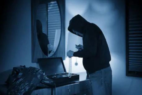 পুলিশের ইমার্জেন্সি নম্বরে ফোন, চুরি করতে এসে!