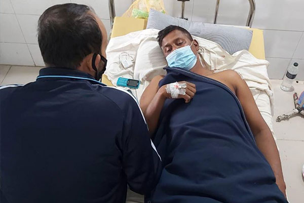 আসামি ধরতে গিয়ে পুলিশসহ তিনজন ছুরিকাহত, আটক ৩