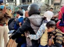 ৭ জন এক বাইকে!  পুলিশ হাত জোড় করে সামনে দাঁড়াল!!