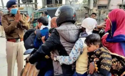 ৭ জন এক বাইকে!  পুলিশ হাত জোড় করে সামনে দাঁড়াল!!