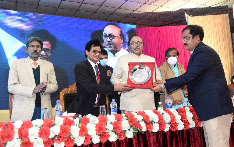 রাজশাহী কলেজ অধ্যক্ষকে বিদায় সংবর্ধনা প্রদান