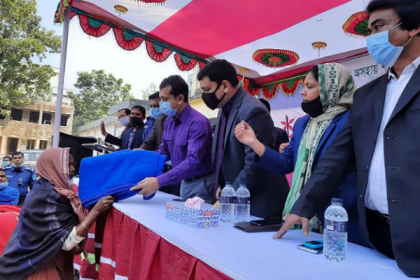 বসুন্ধরা গ্রুপের মানিকগঞ্জে কম্বল বিতরণ।