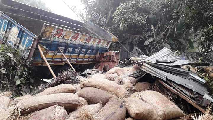 আলু বোঝাই ট্রাক উল্টে নিহত ১