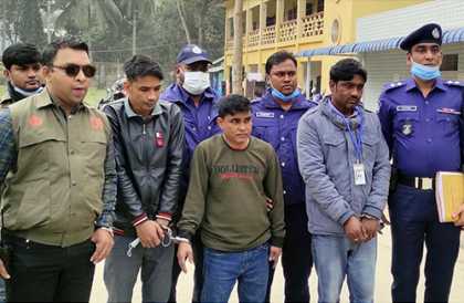 প্রাইভেটকারে তুলে ছিনতাই!