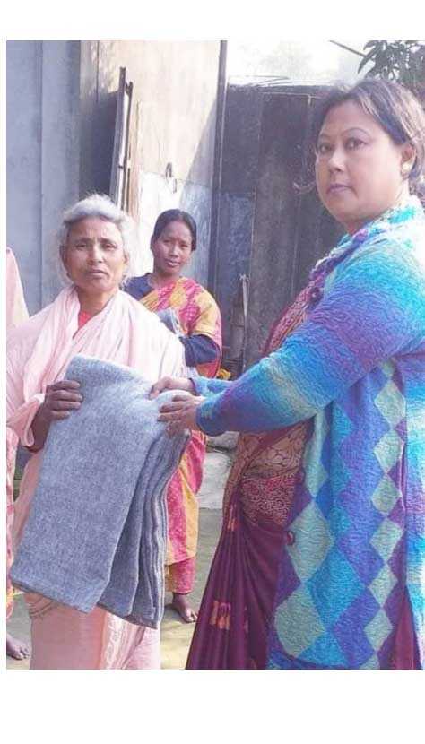 শিল্পী রানী রায় এর উদ্যোগে কিশোরগঞ্জে কম্বল বিতরণ