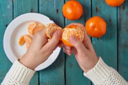 ৩০ মিনিটে ৩০ কেজি কমলালেবু খেয়ে বিমান ভাড়া’ কমিয়ে দিলেন!!