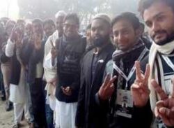 প্রতিমন্ত্রী পলক লাইনে দাঁড়িয়ে ভোট দিলেন!