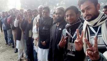 প্রতিমন্ত্রী পলক লাইনে দাঁড়িয়ে ভোট দিলেন!