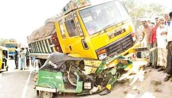 ট্রাক ও বাস চাপায় পুত্র-কন্যাসহ শিক্ষিকার মৃত্যু