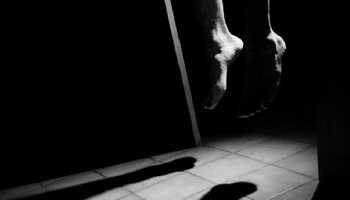 রাবি ছাত্রীর ঝুলন্ত লাশ হোস্টেল থেকে উদ্ধার।