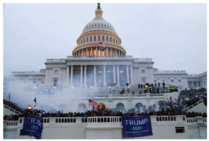 যুক্তরাষ্ট্রের পার্লামেন্ট ট্রাম্প–সমর্থকদের হামলা, নিহত ১
