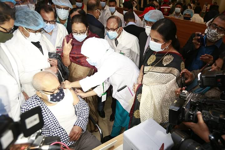 রাজধানীর পাঁচ হাসপাতালে টিকা দেওয়ার কাজ শুরু।