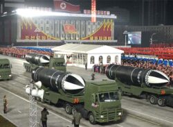 ক্ষেপণাস্ত্র প্রদর্শন করেছেন উত্তর কোরিয়ার একনায়ক: কিম জং উন