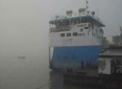 ফেরি চলাচল বন্ধ পাটুরিয়া-দৌলতদিয়া রুটে ।