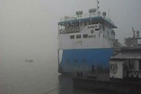 ফেরি চলাচল বন্ধ পাটুরিয়া-দৌলতদিয়া রুটে ।