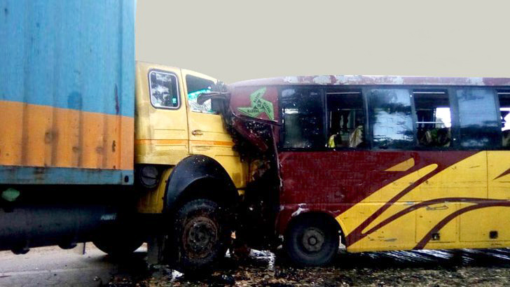 পুলিশের পিকআপ দুমড়ে-মুচড়ে; আহত চার