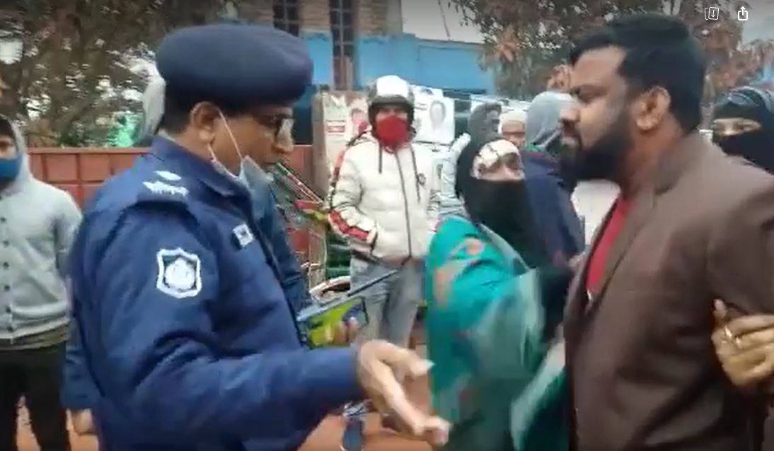 বিএনপির মেয়র প্রার্থীকে ভোটকেন্দ্র থেকে  বের করার অভিযোগ।