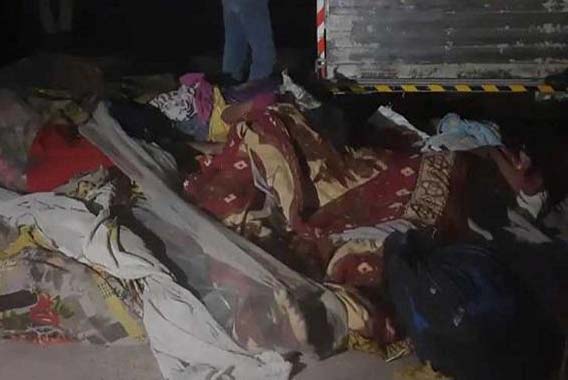 ঘুমন্ত শ্রমিকদের পিষে দিল ট্রাক, মৃত ১৫