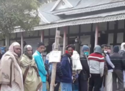 মোবাইল ফোন ব্যবহার করায় ভোট কেন্দ্রে আটক ২