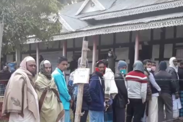 মোবাইল ফোন ব্যবহার করায় ভোট কেন্দ্রে আটক ২