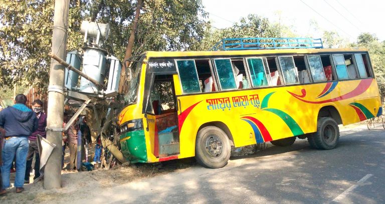 নাচোলে বাসের ধাক্কায় ভ্যানচালকসহ আহত ৩