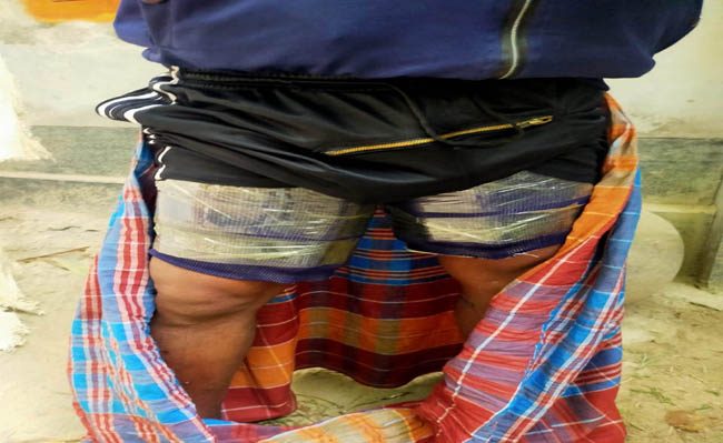 বাংলা মদ ও ২৫ বোতল ফেন্সিডিলসহ আটক ২