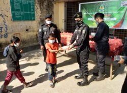 এতিম শিশুদের মাঝে  খাবার বিতরণ রাজশাহীর র‍্যাব ৫।