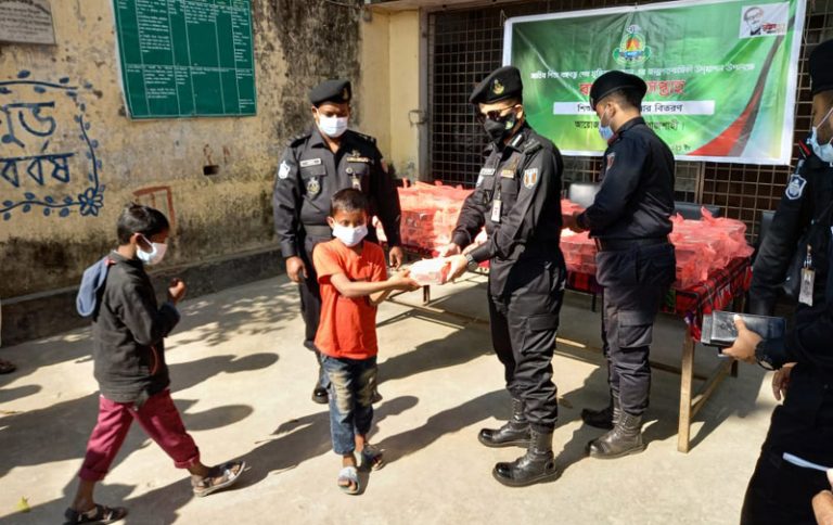 এতিম শিশুদের মাঝে  খাবার বিতরণ রাজশাহীর র‍্যাব ৫।