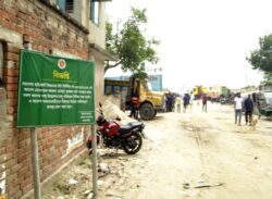 রাজশাহীতে গভীর রাতে পদ্মার বুকে নির্মাণ হচ্ছে রাস্তা