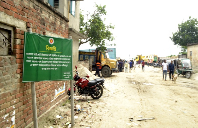 রাজশাহীতে গভীর রাতে পদ্মার বুকে নির্মাণ হচ্ছে রাস্তা