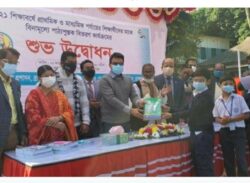 বছরের প্রথম দিনে বই পেয়ে খুশি শিক্ষার্থীরা