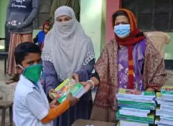 লক্ষ্মীপুরে নতুন বই পেয়ে আনন্দে মেতেছে প্রাথমিকের শিক্ষার্থীরা