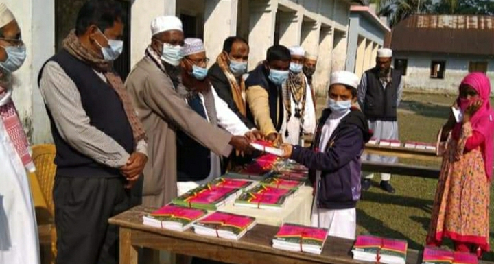 বরিশালে স্বাস্থ্যবিধি মেনে স্বল্প পরিসরে পালিত হলো বই দিবস