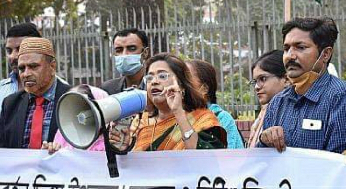 ‘ভাস্কর্য হারাম, কোরআনের কোথায় আছে’ মৌলবিদের কাছে প্রশ্ন তুরিন আফরোজের।